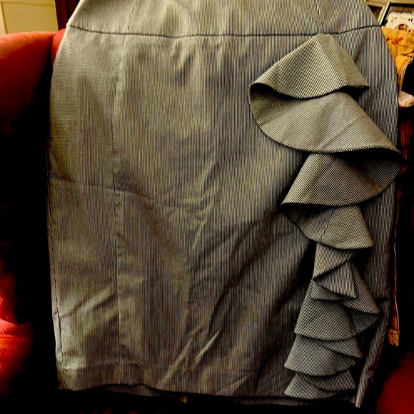 Houndstooth Express Design Studio size 10 ruffle, pencil skirt. - Picture 1 of 1